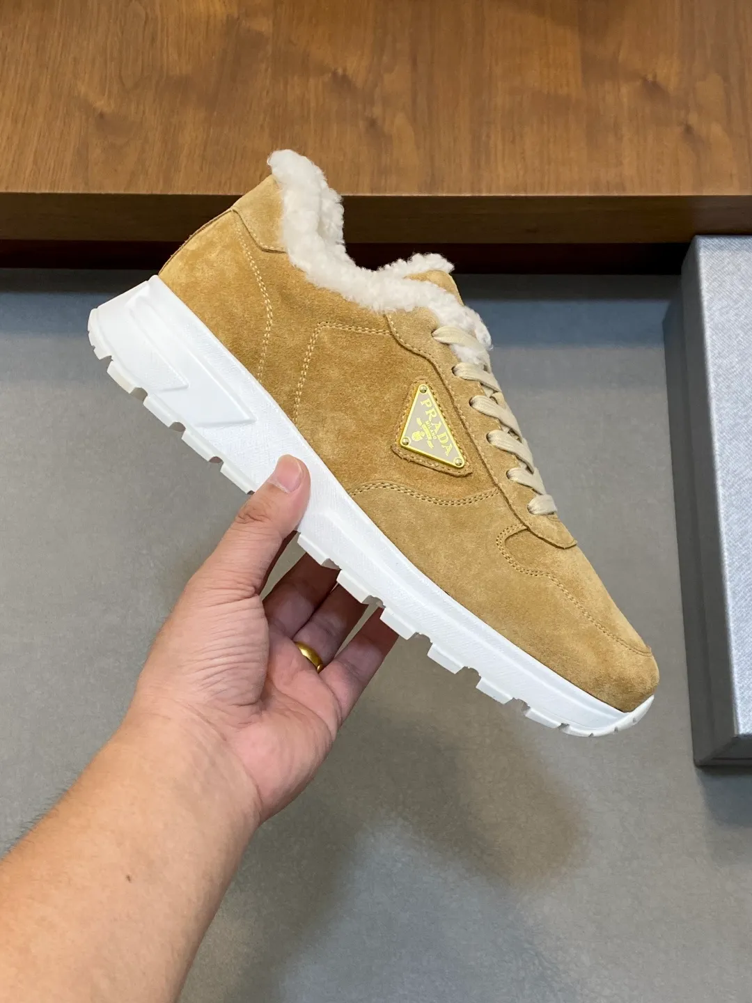 💰780 Prada/Prada Autumn and winter men's leather lace-up sneakers. Top-quality goods produced in Dongguan. Imported Nappa cowhide leather upper with raised layered design. Light and breathable, soft and comfortable. Genuine calfskin leather edging has a distinctive sporty style. The leather tongue is equipped with the classic PRADA letter red rubber label badge to fully display the brand style. The transparent air-cushion midsole is equipped with a lightweight tread rubber outsole. It is light and increased by about 4CM. The inner lining is Excellent foot feel. Comes with original packaging. 38-44 (customized at 45). Size: 39-40-41-42-43-44. Standard leather shoe size.